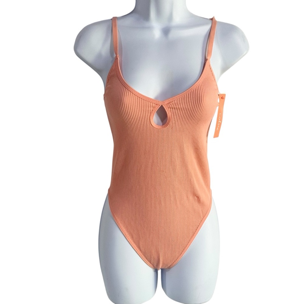 Colsie Seamless Bodysuit with Keyhole in Salmon Size Small - NWT - Picture 3 of 7